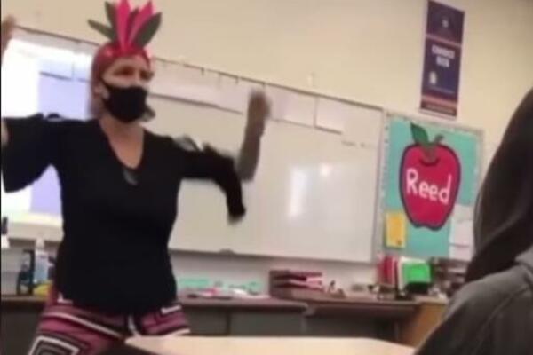 PROFESORKA SE RUGALA PRECIMA, NA ČASU IMITIRALA NJIHOV PLES: Odluka škole ju je šokirala,ovo nije OČEKIVALA (VIDEO)