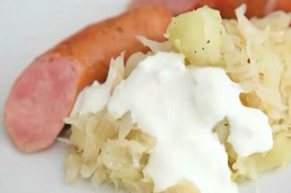 FRANCUSKI KROMPIR SA KOBASICAMA PRELIVEN KAČKAVALJEM: Zimski specijalitet za HLADNE DANE (RECEPT)