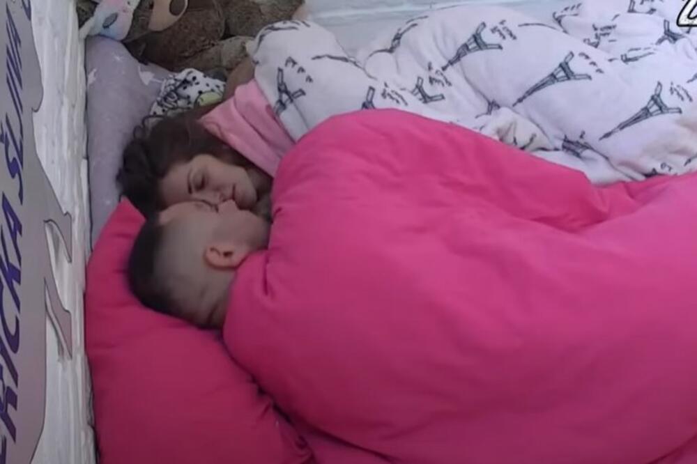 DALILA I CAR SE SAKRILI OD KAMERA ISPOD POKRIVAČA: Počeli su da razmenjuju NEŽNOSTI!