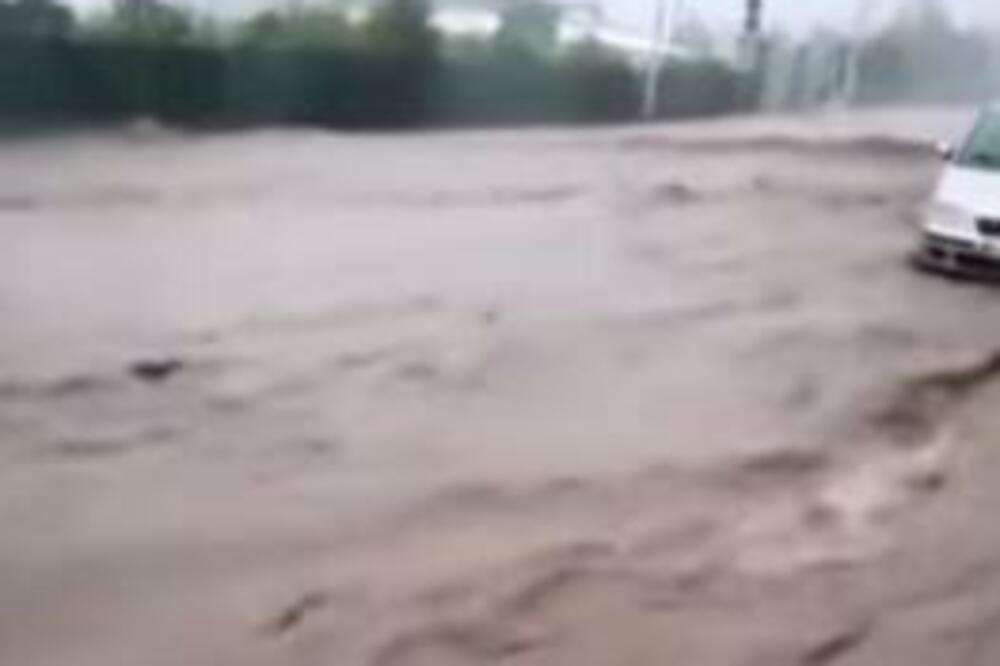 POTOPLJEN JUG ITALIJE, STANJE SVE ALARMANTNIJE: Pronađeno telo muškarca (67), bujica odnela automobil (VIDEO)