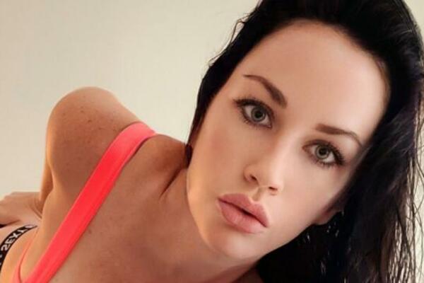 BIVŠA NASTAVNICA ISTORIJE POSTALA ZVEZDA ZA ODRASLE: Ljudi joj SVAŠTA ŠALJU, otkrila i sa KOLIKO IH JE SPAVALA FOTO