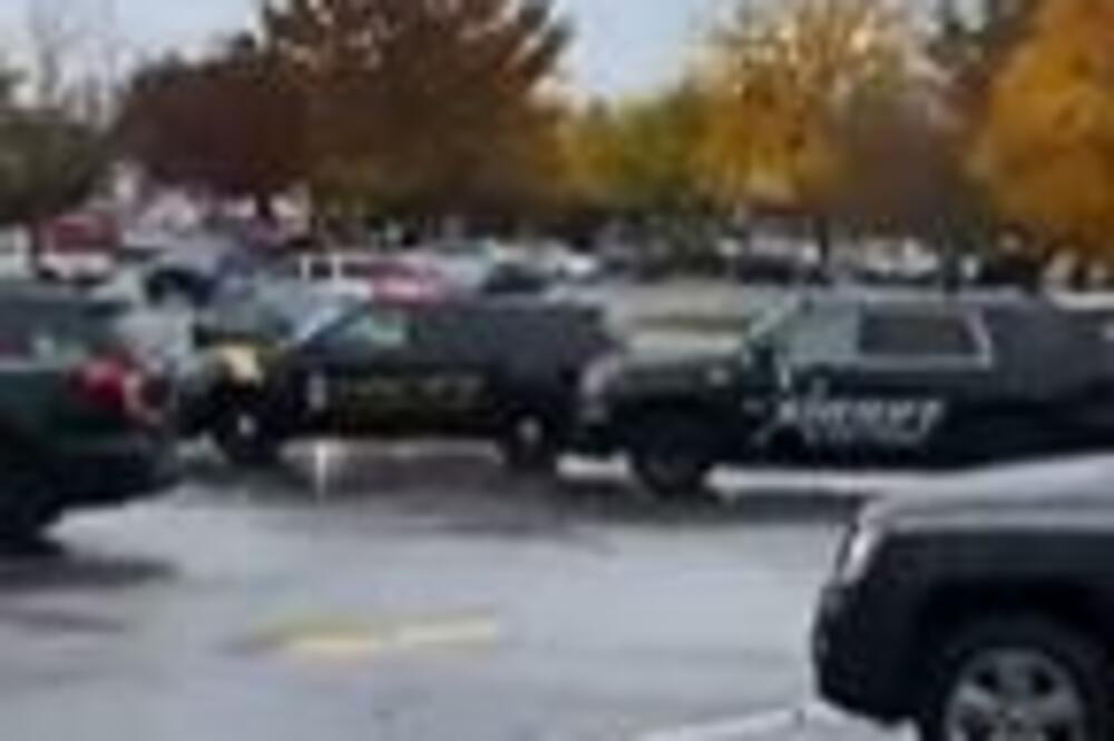 PLJUŠTALI MECI U AMERIČKOM TRŽNOM CENTRU: Više osoba povređeno, 1 osumnjičeni uhvaćen (VIDEO)