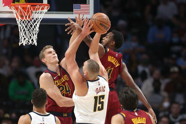 JOKIĆ ZAVRŠIO NA PARKETU: Finac brutalno zakucao, srpski košarkaš nije znao šta ga je snašlo (VIDEO)