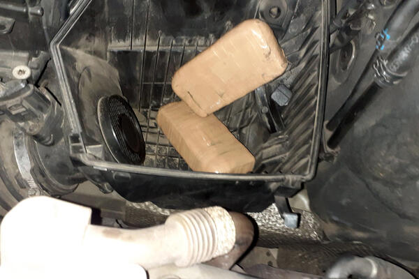 6 KILOGRAMA DROGE KRILI U AUTOMOBILU! MUP u brzoj akciji uhapsio vozača i putnicu iz VRANJA! (FOTO)