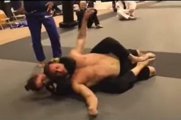 GLUPO UPORAN: Bodibilder dobio batine, pao u nesvest, pa "tražio" još!(VIDEO)