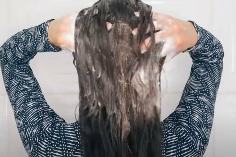 PRE NEGO ŠTO STAVITE ŠAMPON NA KOSU, URADITE 1 STVAR: Najčešća greška koju svi pravimo-zato nam je kosa SUVA!