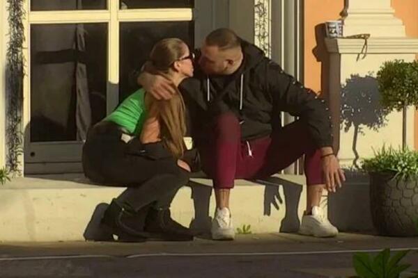 NE MOGU DA OBUZDAJU STRAST! DALILA I CAR SE LJUBE U JAVNOSTI PRED SVIMA: Zadrugari VAN SEBE od šoka! (VIDEO)