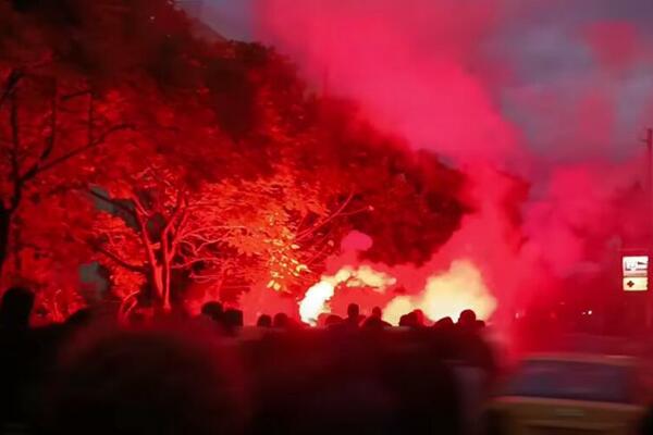 OPŠTI HAOS U GRČKOJ: Povređena 4 policajca na protestu Roma zbog ubistva 20-ogodišnjaka! (VIDEO)