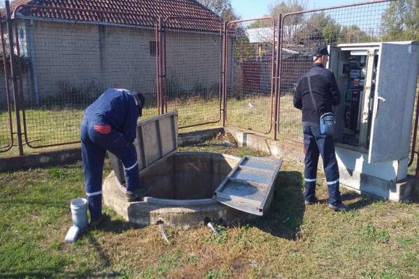 OTKLONJEN KVAR U DVORSKOJ: Čiste se crpne stanice u Vršcu (FOTO)