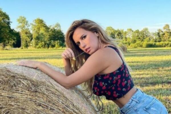 VRELA HRVATICA OTIŠLA NA SELO PA BEZOBRAZNO POZIRALA PORED SENA! Odeća jedva PREKRILA njene OBLINE - DIŽE PRITISAK!