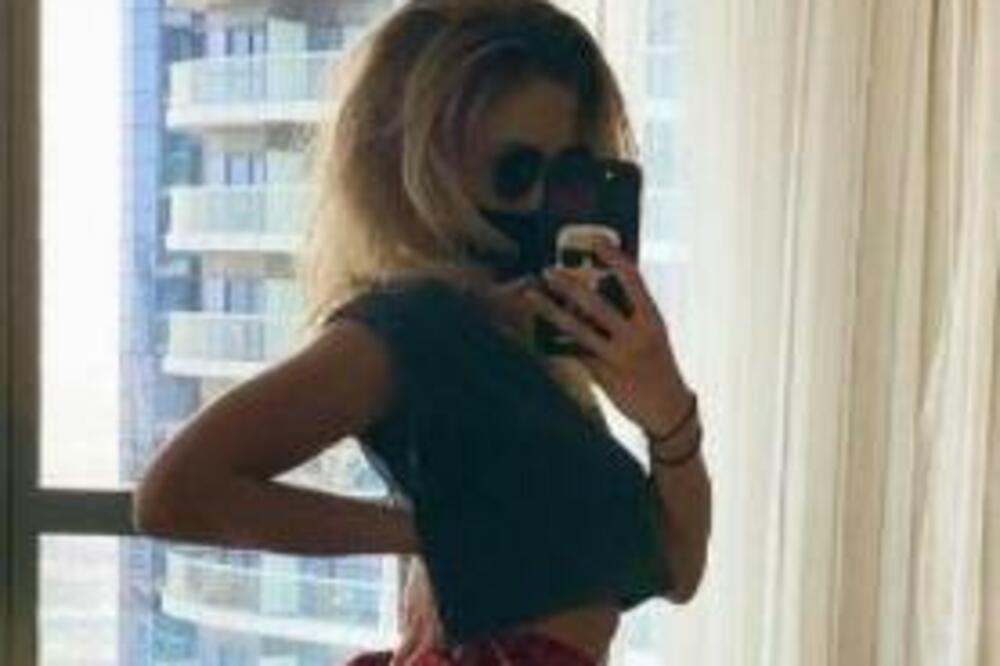 RASNA PLAVUŠA NATALIJA KOJU SVI ŽELE DA VIDE GOLU! "DA SKINEM SVE SA SEBE"?! Gola guza BELE TANGE, grudi bez BRUSA