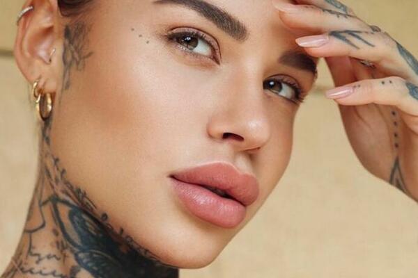 POZNATI PO ODNOSU NASRED PLAŽE: Reprezentativac Francuske i VRELA manekenka rešili da se skrase!