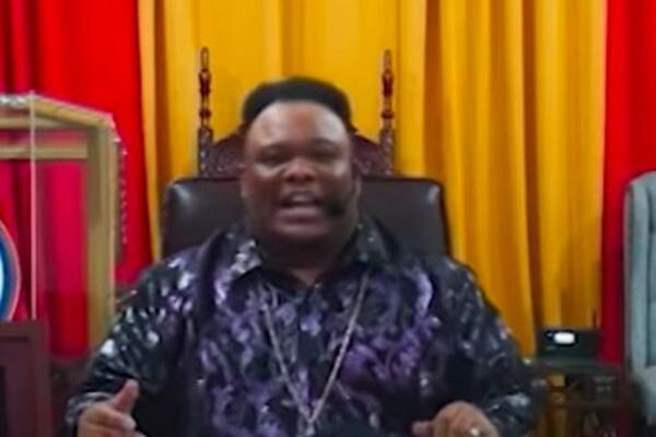 "PROROK" KOJI JE UBIO 2 LJUDI U RITUALU PRINOŠENJA ŽRTAVA POGINUO: Stradao dok su ga vodili na suđenje! (VIDEO)