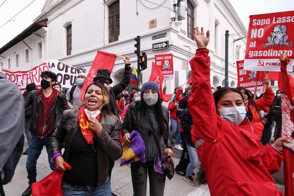 PROTEST I BLOKADA PUTEVA ZBOG POSKUPLJENJA GORIVA: 5 policajaca povređeno! (FOTO)