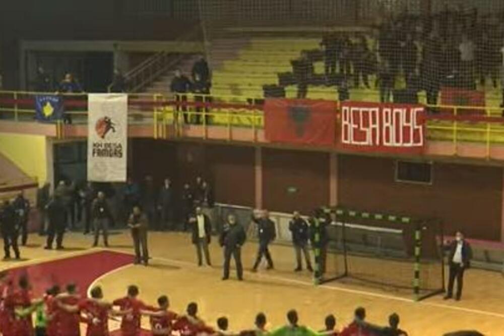 SKANDAL U PEĆI: Sa tribina veličali UČK, pa kamenovali autobus Borca - a EHF za sudiju odredio Albanca! (VIDEO)
