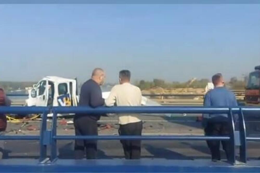 TEŠKA NESREĆA NA OSTRUŽNIČKOM MOSTU! U Lančanom sudaru na mestru stradao mladić (26)