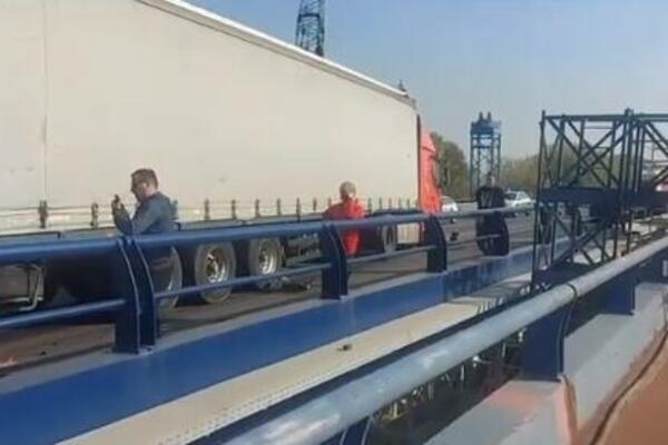 SNIMAK SA OSTRUŽNIČKOG MOSTA GDE JE MLADIĆ POGINUO! Vozilo NEPREPOZNATLJIVO, kolone ogromne, stanje opsadno (VIDEO)