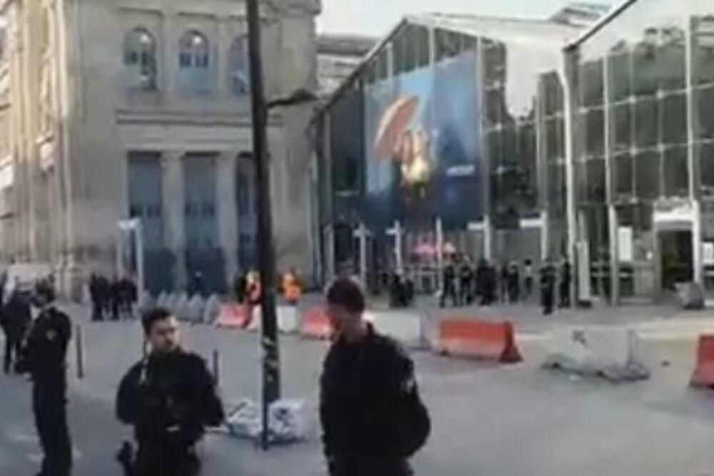 HITNA EVAKUACIJA U PARIZU: Stotine ljudi ispred ŽELEZNIČKE STANICE zbog pretnje BOMBOM (VIDEO)