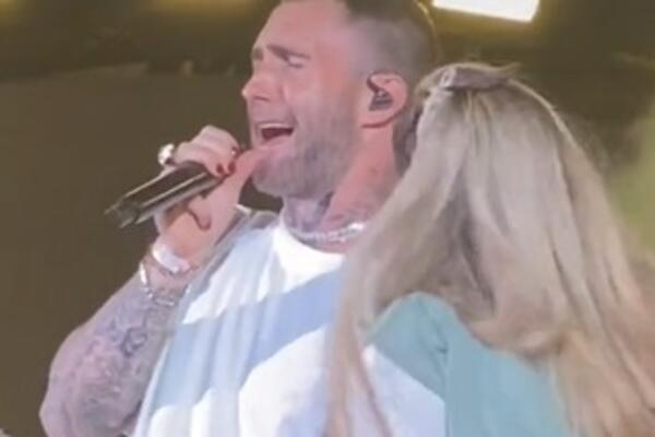 AU, ČOVEČE! Obožavateljka skočila da zagrli OMILJENOG PEVAČA, a njegova reakcija je SVE ZGROZILA! (VIDEO)