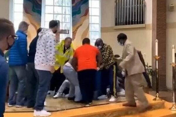 U CRKVI IZBILA BRUTALNA TUČA, TOTALNI HAOS: Isplivao ŠOK SNIMAK, kakvi sve to LJUDI POSTOJE?! (VIDEO)