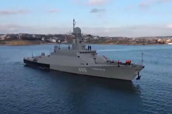 TRESLA SE RUSKA OBALA ZBOG VOJNE VEŽBE: Ispaljena torpeda, pa izvršen KONTRAUDAR (VIDEO)