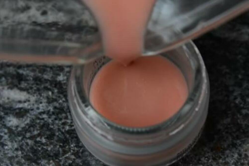 PROBAJTE DOMAĆI MELEM ZA ISPUCALE USNE! Štiti od vetra i štetnih UV zraka, potrebna su samo ova 3 sastojka! (VIDEO)