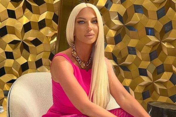 DIZAJNERKA JE KARLEUŠINA DRUGA MAJKA?! Pevačicina objava POBRALA LAJKOVE, postavila je i pitanje POZNATOJ PLAVUŠI!