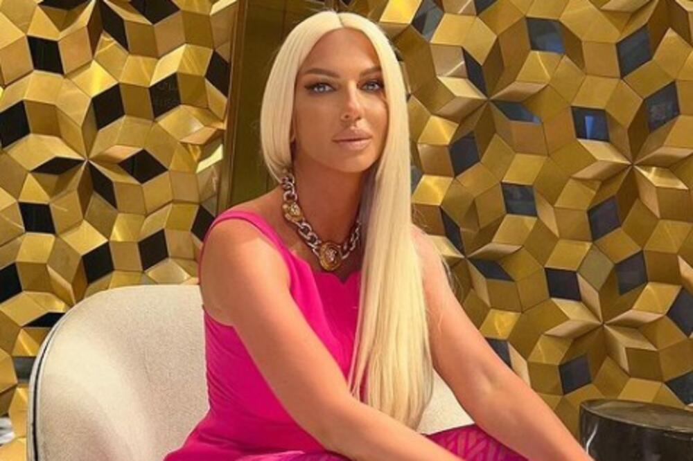 DIZAJNERKA JE KARLEUŠINA DRUGA MAJKA?! Pevačicina objava POBRALA LAJKOVE, postavila je i pitanje POZNATOJ PLAVUŠI!