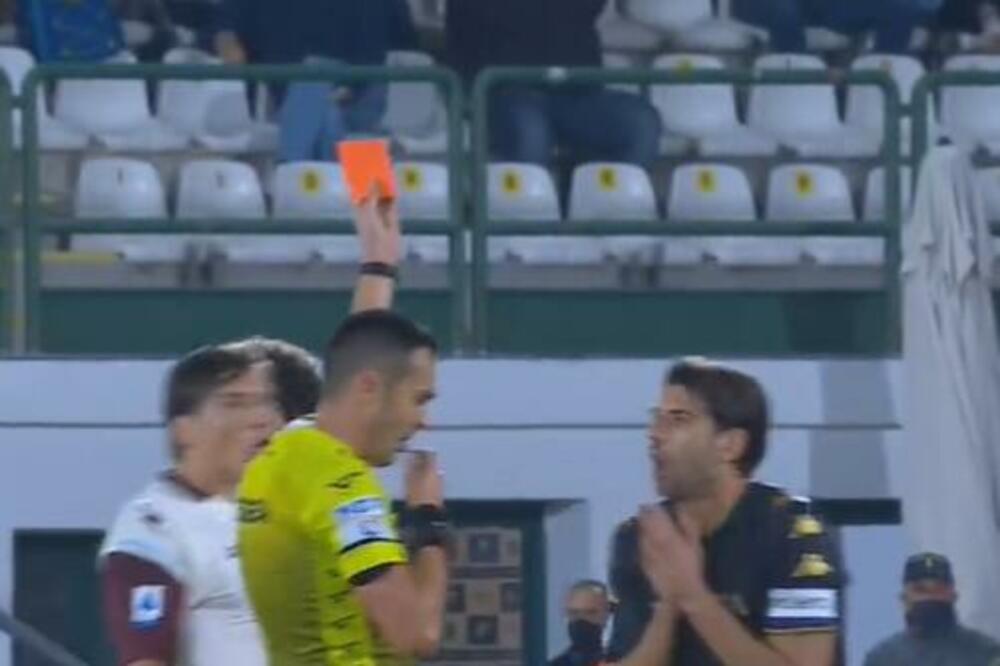 OVO JE PREVIŠE I ZA ITALIJANE: Čist start na loptu - CRVENI KARTON! Var soba nije reagovala! DA LI NAS OČI VARAJU?