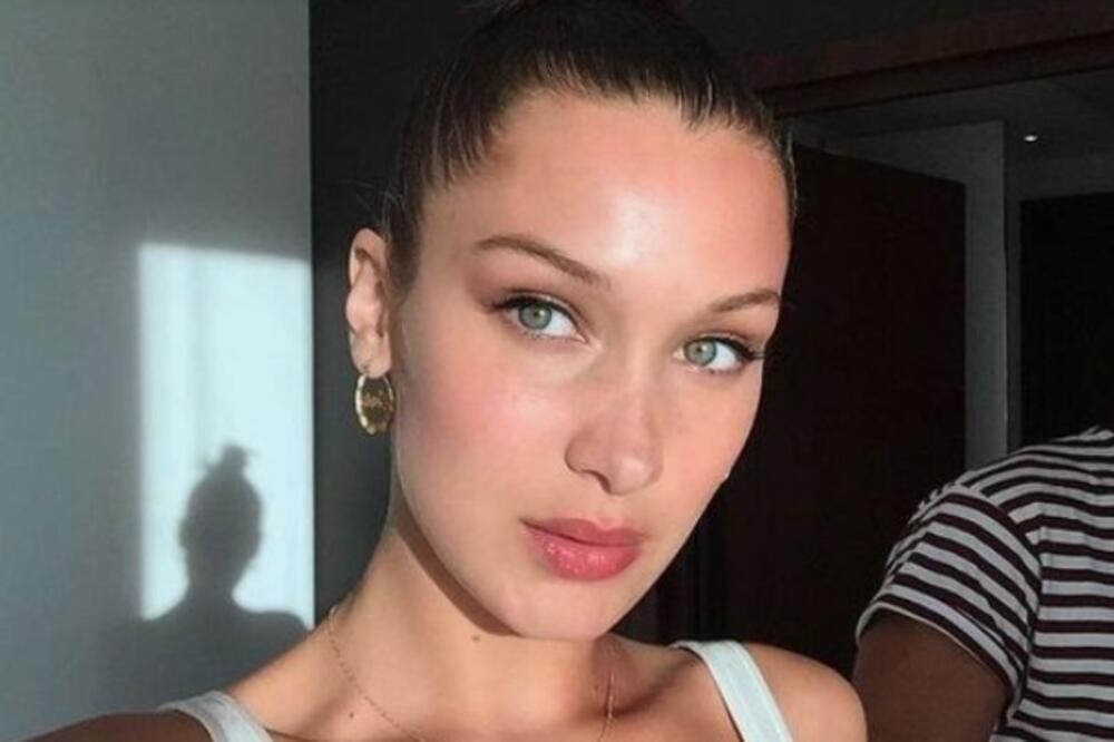 ULIČNI STAJLING BACIO SVE NA KOLENA: Manekenka napravila POMETNJU kada se pojavila RAZGOLIĆENA, kakva je ovo bluza?