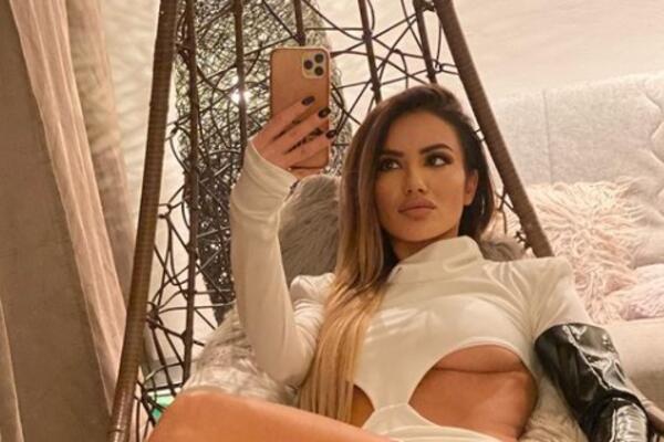 SINDI U BEZOBRAZNOJ POZI HTELA DA NAPRAVI SELFI, PA JOJ SVE ISPALO! Prizor BUDI MAŠTU, ogolila svoju INTIMU