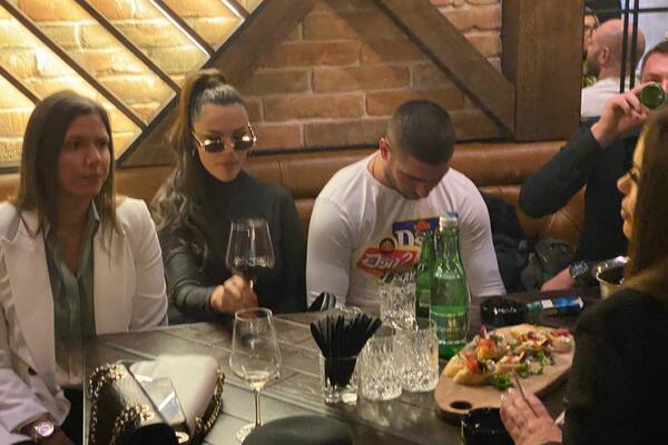 ESPRESO PAPARAZZO! PRVO JAVNO POJAVLJIVANJE NOVOPEČENIH RODITELJA: Bojana i Šijan RUKU POD RUKU došli na promociju!