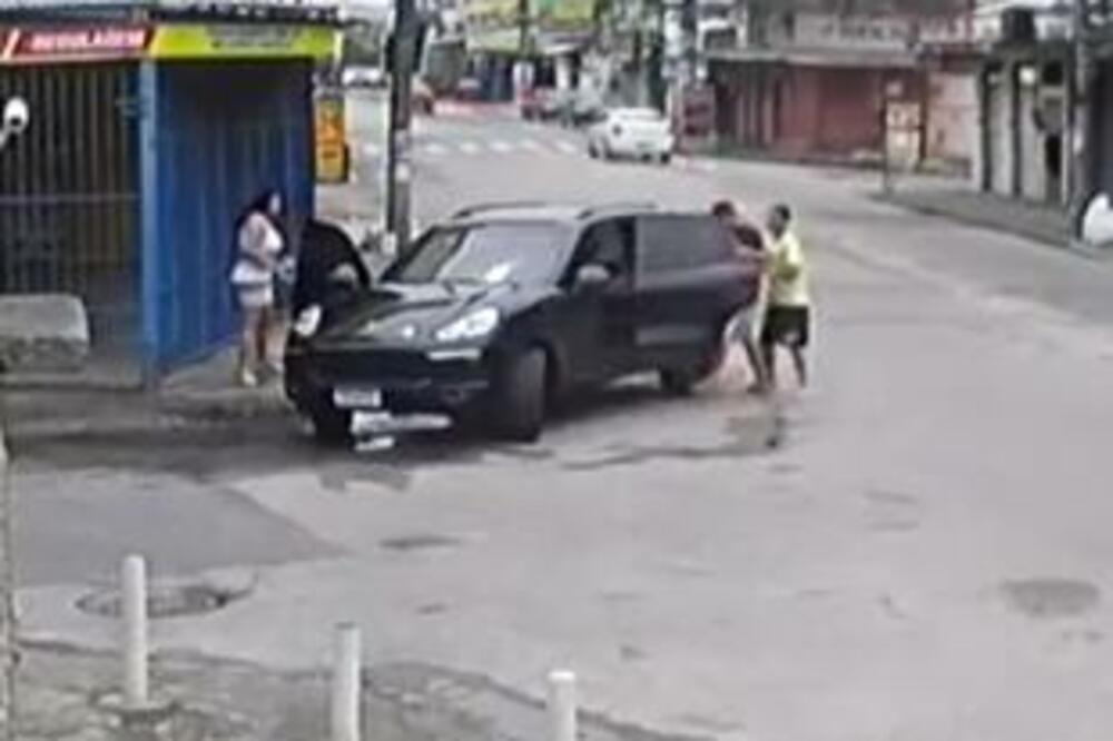 VIKAO DA NIJE NJEGOV: Lopovi krenuli da MU OTMU "PORŠE", a onda doživeli neviđenu BLAMAŽU (VIDEO)