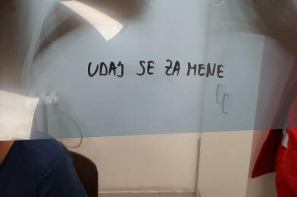 ORIGINALNOST ZA ČISTU DESETKU: Dao joj SNIMAK pluća, a na njemu NEVIĐENI natpis, HIT (FOTO)