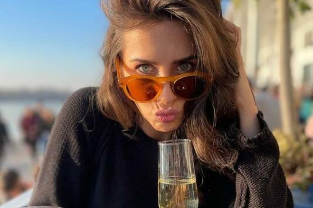 VERILA SE IVANA DUDIĆ? NA RUCI NAŠE GLUMICE KAO SUNCE ZASIJAO PRSTEN! (FOTO)