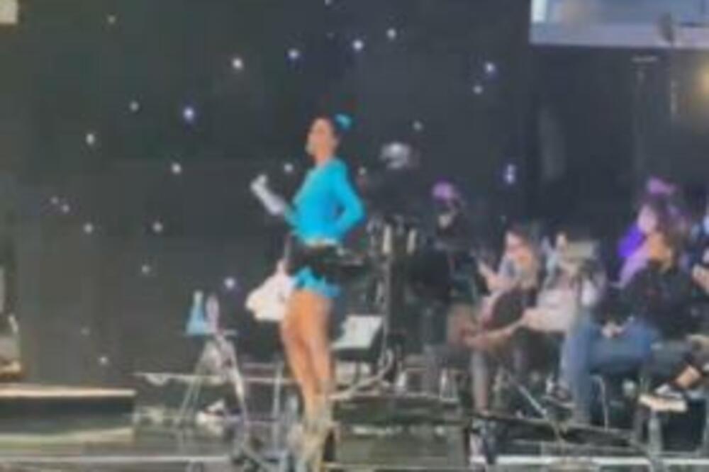 SANJA KUŽET KRIŠOM USNIMLJENA KAKO VRCKA I UVIJA NA POSLU: Zgodno telo njiše u ritmu muzike, NOGE KO U GAZELE!