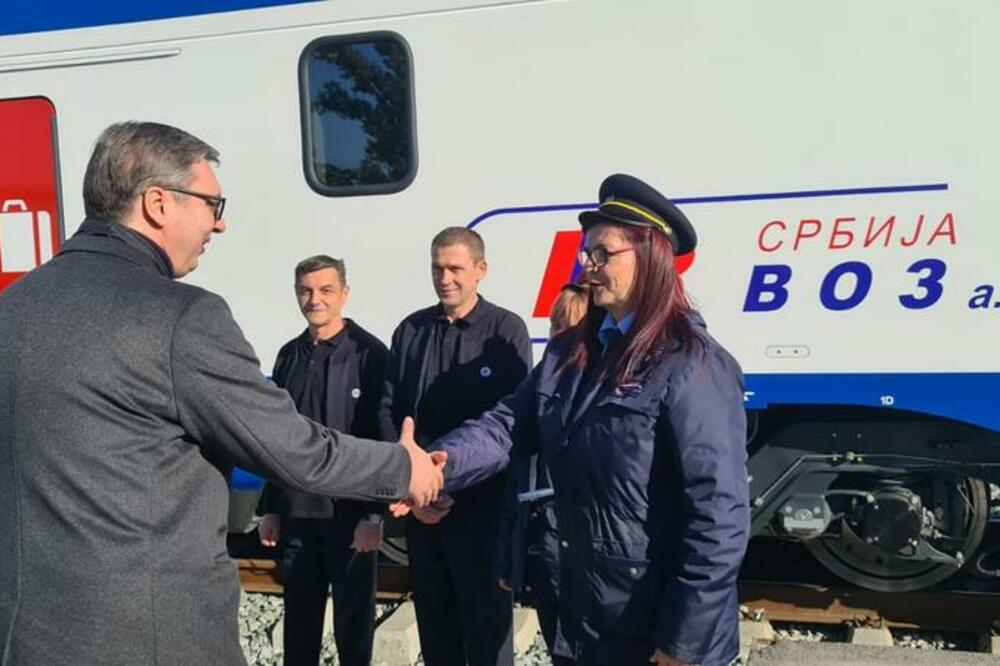 SVEČANA PRIMOPREDAJA ŠTEDLEROVOG BRZOG VOZA: Unutra luksuz, brutalno! Predsednik se vozio do centra grada (FOTO)