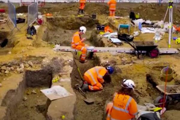 ARHEOLOZI OTKRILI ZAPANJUJUĆI SKUP RISKIH FIGURA: 2 kompletne skulpture i glava deteta pronađeni u crkvi! (VIDEO)
