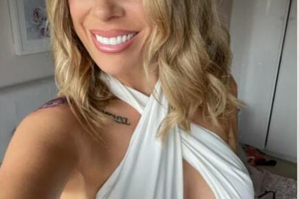 MISLE DA JE PREZGODNA DA BI BILA POLICAJKA: Kažu da je samo "STRIPTIZETA U UNIFORMI", ima OGROMNE PROBLEME (FOTO)