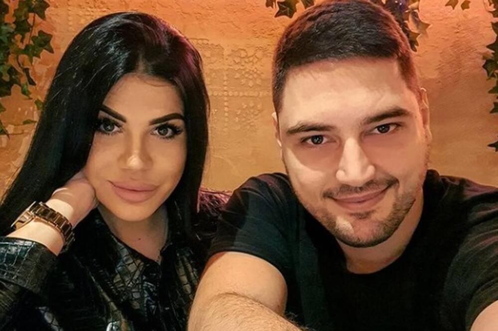 ISPLIVALA GOLIŠAVA FOTKA SUPRUGE SRPSKOG PEVAČA! Pena joj prekriva intimne delove, nižu se nepristojne ponude! FOTO