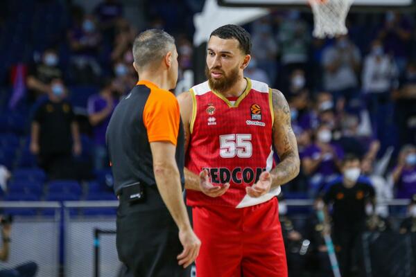 ARMANI RUTINSKI SLAVIO U KNEŽEVINI: Nova svađa Majka Džejmsa i Mitrovića obeležila utakmicu!