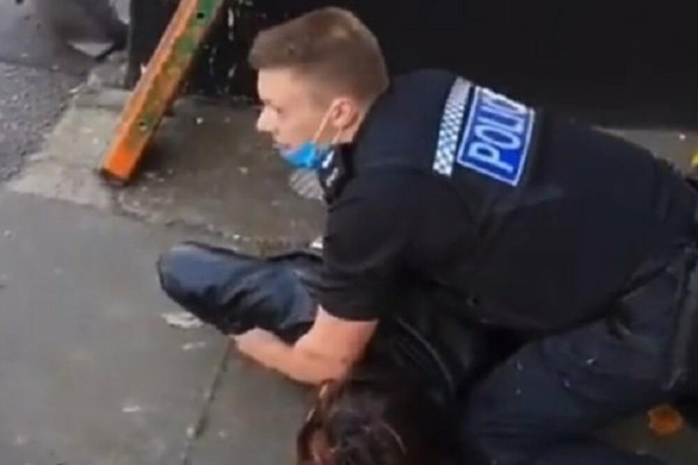 TOKOM HAPŠENJA IZAZVALE NEREDE: Dok je policajac hapsio drugaricu tukla ga i DAVILA, dobila je HLADAN TUŠ (VIDEO)