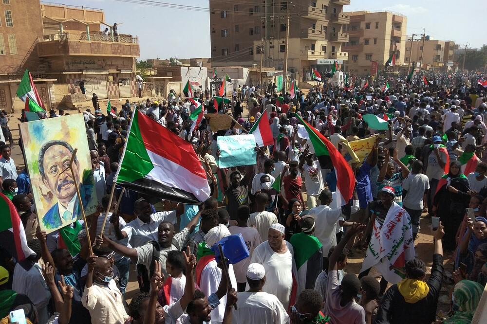NASTAVLJAJU SE PROTESTI U SUDANU: Vojska upotrebila suzavac da rastera demonstrante (FOTO/VIDEO)