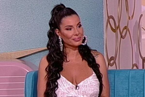 VLASNICA PRVIH OBLINA ESTRADE SE VRATILA NA TRON I ZAPALILA MREŽE: Mia Borisavljević patosirala HOT telom FOTO