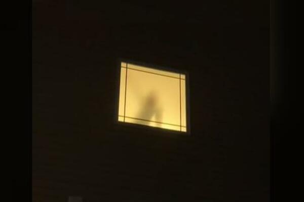 "MISLILA SAM DA STAKLO NIJE PROVIDNO": Usledilo šok saznanje, ceo KOMŠILUK je vidi GOLU! (VIDEO)