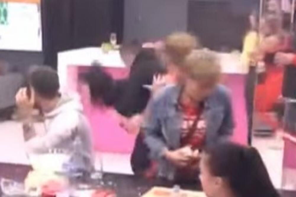 KAO PRAVI MONSTRUM: Marijana spominjala Viktoriji SILOVANJE i ismejavala je zbog toga, ova doživela NERVNI SLOM!