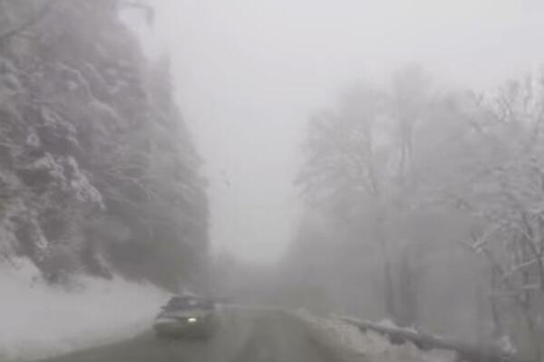 POČINJE SEZONA ZAMAGLJENIH AUTOMOBILSKIH STAKALA: Ovaj jednostavan TRIK će rešiti sve vaše probleme!