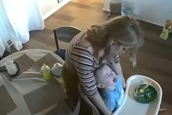 DADILJA NA SILU HRANI DEČAKA DRŽEĆI MU RUKE IZA LEĐA: Mališan PLAČE na sav glas, roditelji u ŠOKU! (VIDEO)