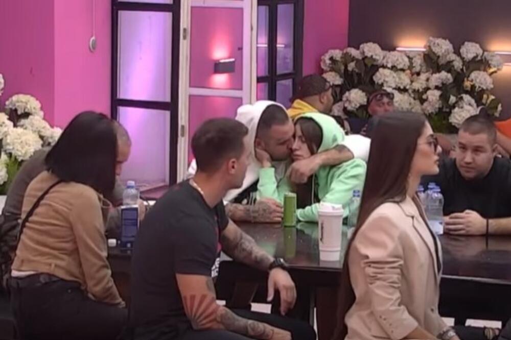 I OVO SE DESILO: Dalila i Car se LJUBILI, pipkali i RAZMENJIVALI NEŽNOST pred Dejanom! (VIDEO)