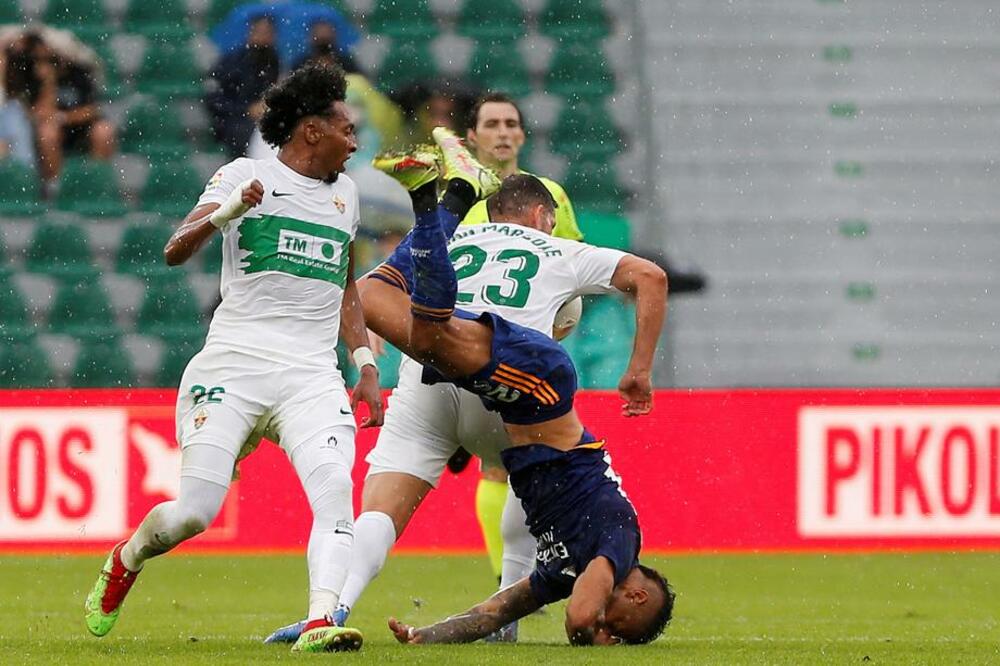 DVA KRVAVA NOSA ZA 30 SEKUNDI: Real za tili čas ostao bez dvojice asova posle BIZARNIH povreda! (FOTO)